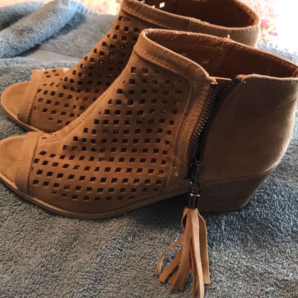 JG Women’s Beige Peep Toe Heels